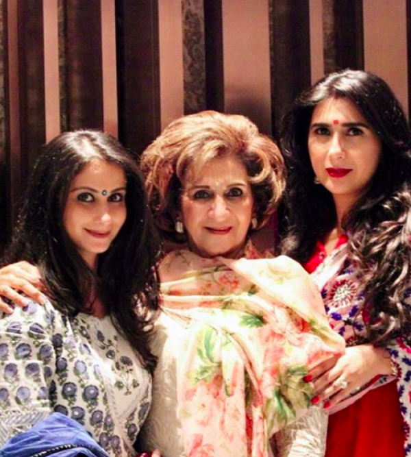 10 Foto Haru & Bahagia Pesta Diwali Keluarga Konglomerat Manoj Punjabi