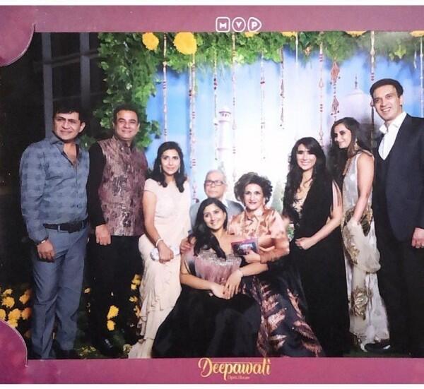 10 Foto Haru & Bahagia Pesta Diwali Keluarga Konglomerat Manoj Punjabi