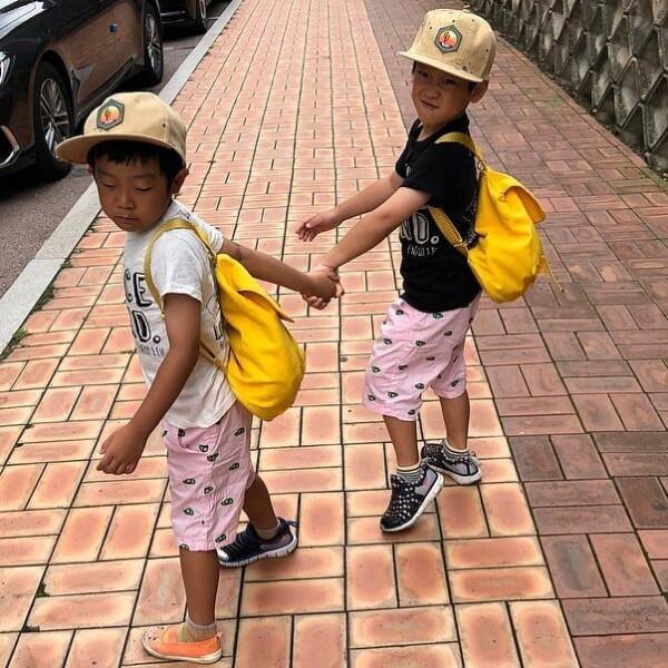 10 Inspirasi Baju Couple buat Anak Kembar, Kompak & Super Gemas!