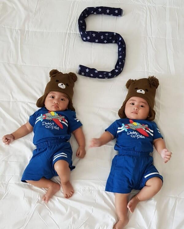 10 Inspirasi Baju Couple buat Anak Kembar, Kompak & Super Gemas!
