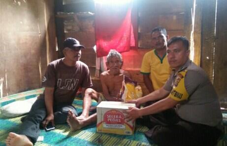Bhabinkamtibmas Desa Tirto Sari Bhakti Sosial di Jumat Barokah