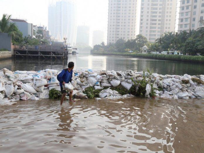 8000 Karung Pasir, “Senjata” Anies Atasi Banjir di Jakarta Utara

