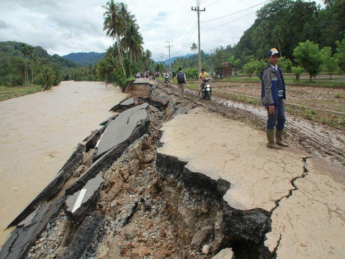 Banjir dan longsor di Mandailing hanyutkan 77 rumah
