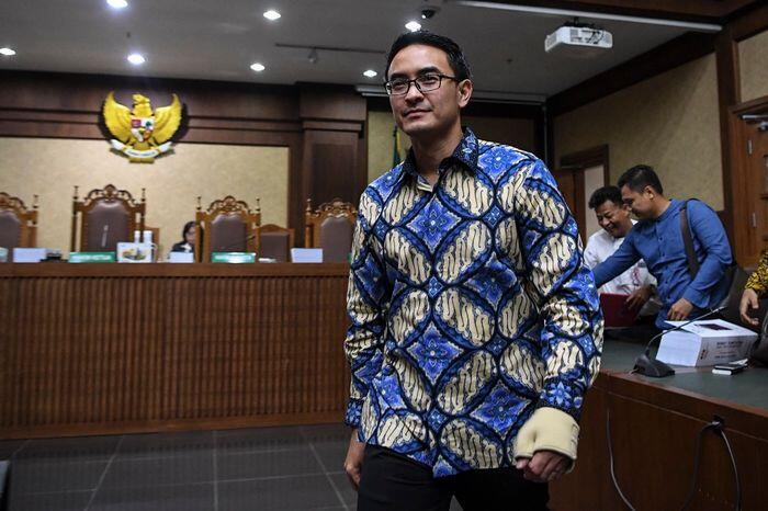 Tuntutan 8 tahun penjara dan pencabutan hak politik Zumi Zola