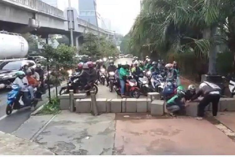 Biker Bongkar Pembatas Trotoar, Cara Pintas Berujung Celaka