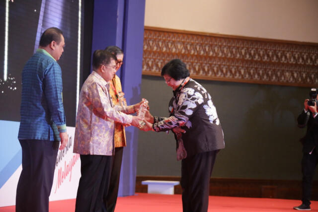 Wapres Serahkan Penghargaan Top 40 Inovasi Pelayanan Publik 2018