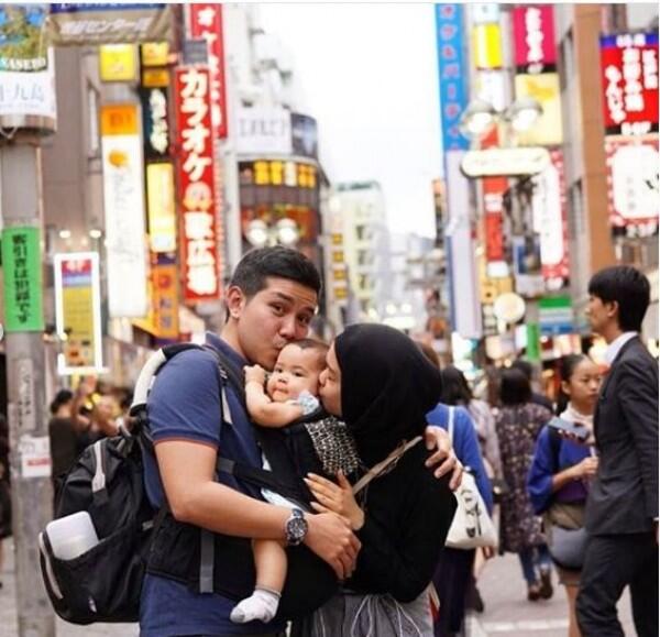 10 Gaya Liburan Artis Muda Ajak Anak Balitanya, Seru dan Telaten Abis