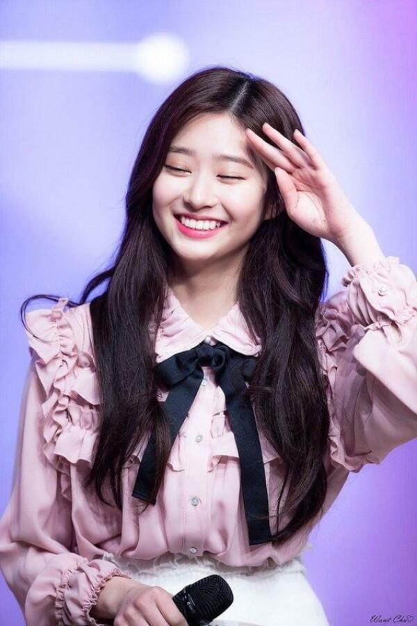 7 Potret Kim Minjoo, Visual IZ*ONE yang mirip Tzuyu Twice