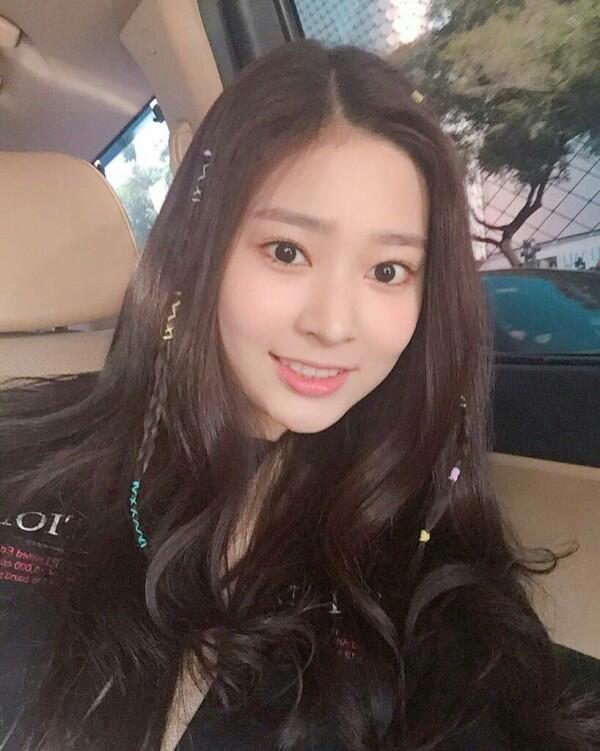 7 Potret Kim Minjoo, Visual IZ*ONE yang mirip Tzuyu Twice