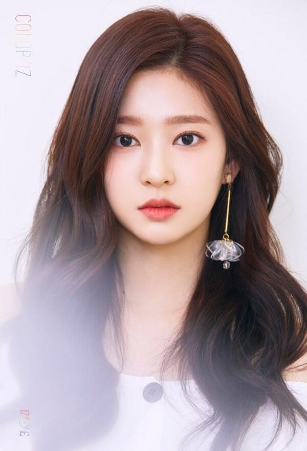 7 Potret Kim Minjoo, Visual IZ*ONE yang mirip Tzuyu Twice