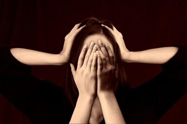 5 Cara Cerdas Mengatasi Kecemasan di Hubungan Percintaan