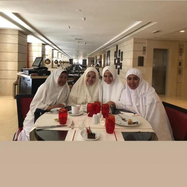 Sedang Hamil, 9 Gaya Nikita Mirzani Saat Umrah yang Sangat Bersahaja!