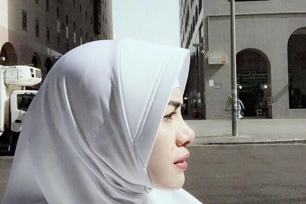 Sedang Hamil, 9 Gaya Nikita Mirzani Saat Umrah yang Sangat Bersahaja!