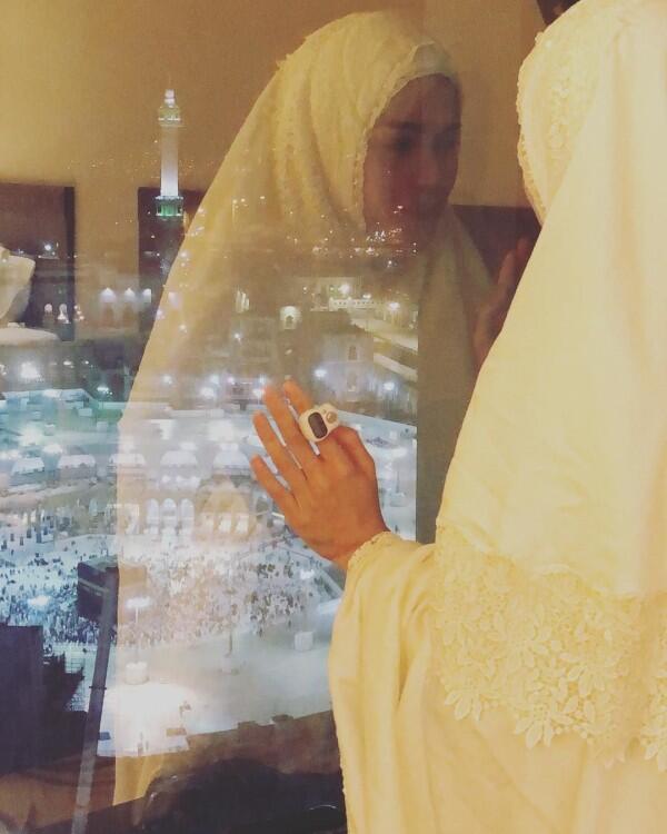 Sedang Hamil, 9 Gaya Nikita Mirzani Saat Umrah yang Sangat Bersahaja!
