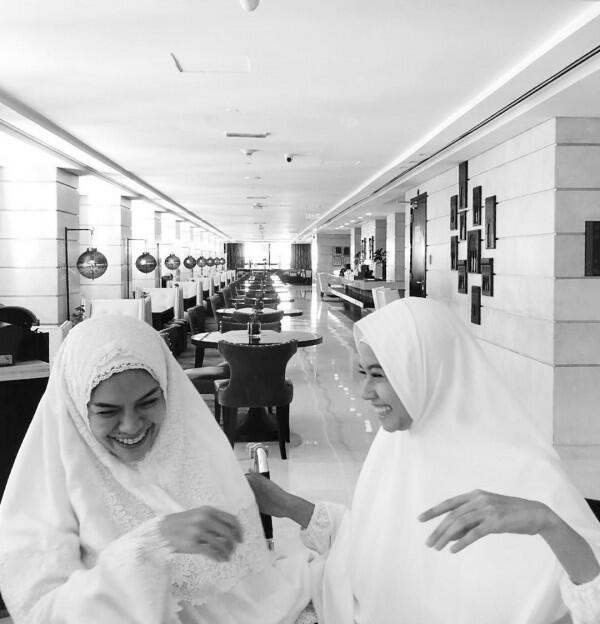 Sedang Hamil, 9 Gaya Nikita Mirzani Saat Umrah yang Sangat Bersahaja!