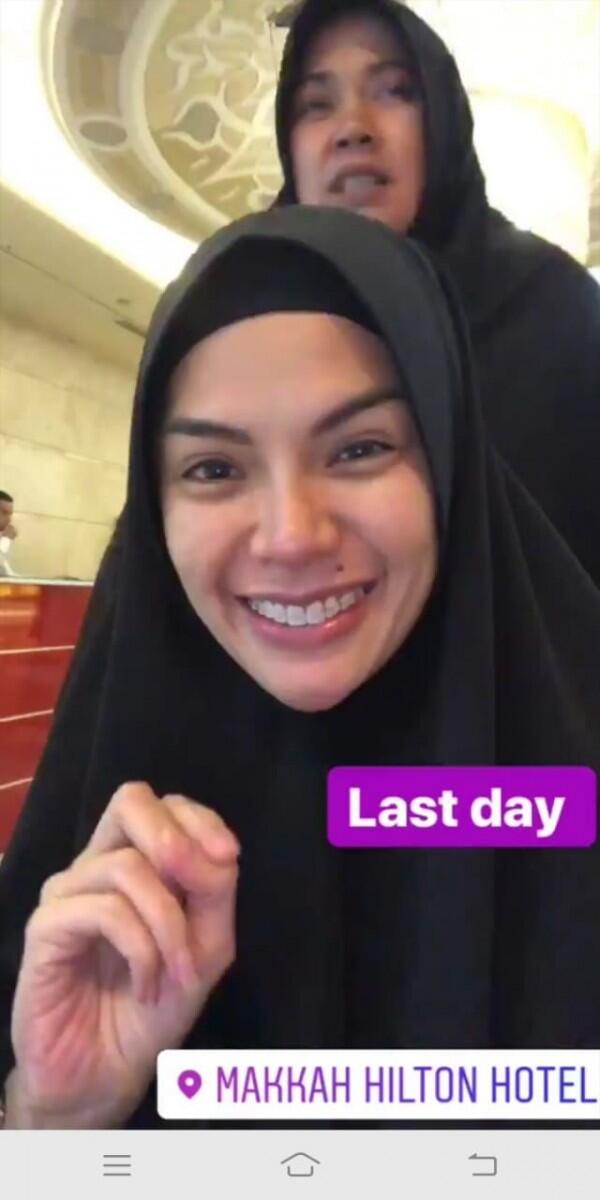 Sedang Hamil, 9 Gaya Nikita Mirzani Saat Umrah yang Sangat Bersahaja!