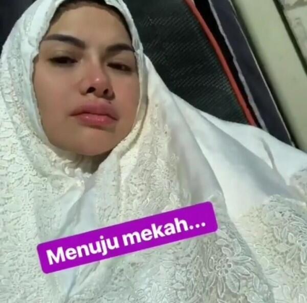 Sedang Hamil, 9 Gaya Nikita Mirzani Saat Umrah yang Sangat Bersahaja!