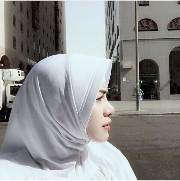 Sedang Hamil, 9 Gaya Nikita Mirzani Saat Umrah yang Sangat Bersahaja!