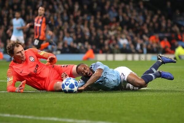 Soal Diving dan Penalti di Laga Lawan Shakthar, Sterling Minta Maaf