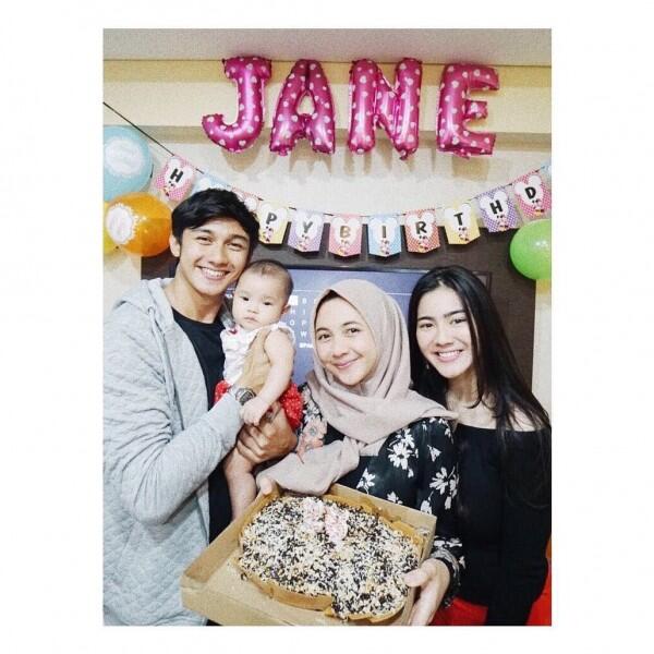 10 Potret Hito Caesar & Felicya Asuh Anak, Bak Mama Papa!