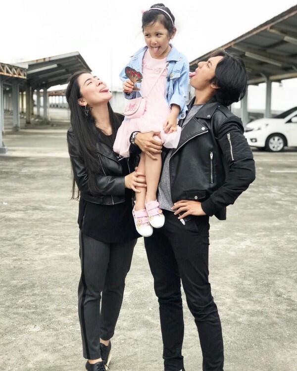 10 Potret Hito Caesar & Felicya Asuh Anak, Bak Mama Papa!