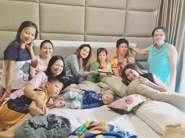 10 Potret Hito Caesar & Felicya Asuh Anak, Bak Mama Papa!