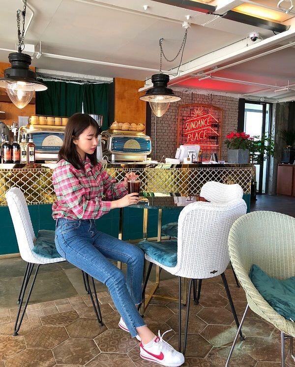 10 Outfit Jeans ala Youtuber Sunny Dahye, Bisa Jadi Inspirasi!