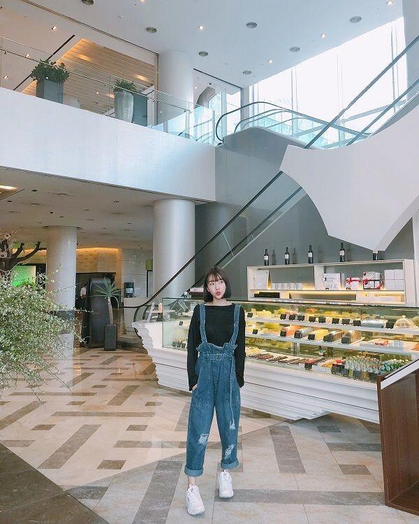 10 Outfit Jeans ala Youtuber Sunny Dahye, Bisa Jadi Inspirasi!