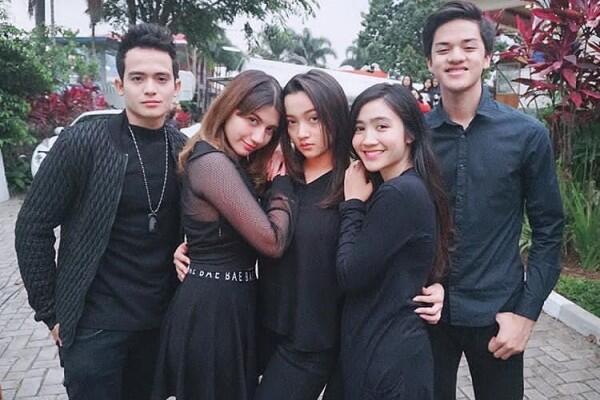 Bertabur Artis Muda, Ini 10 Potret Kedekatan Para Pemain Cinta Misteri