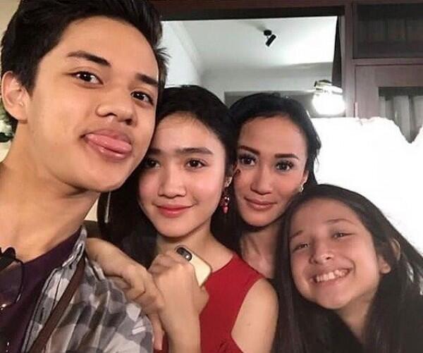 Bertabur Artis Muda, Ini 10 Potret Kedekatan Para Pemain Cinta Misteri