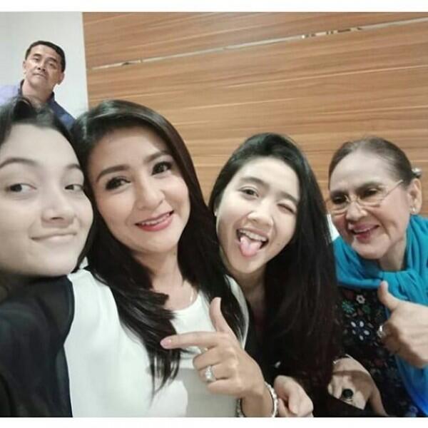 Bertabur Artis Muda, Ini 10 Potret Kedekatan Para Pemain Cinta Misteri