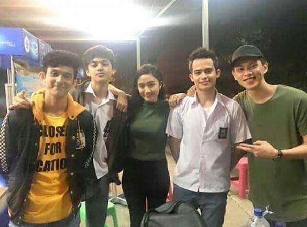 Bertabur Artis Muda, Ini 10 Potret Kedekatan Para Pemain Cinta Misteri