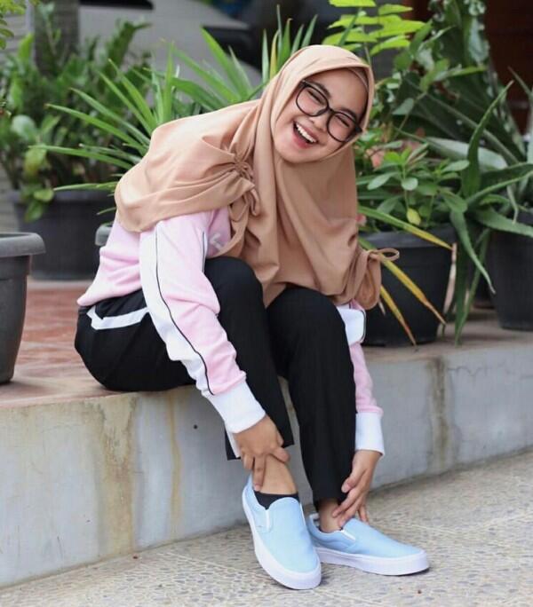 Terlihat Dekat dengan Suami Orang, 10 Artis Wanita Ini Dicap Pelakor!