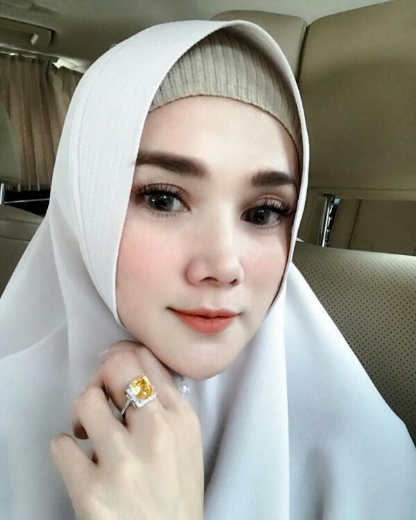 Terlihat Dekat dengan Suami Orang, 10 Artis Wanita Ini Dicap Pelakor!