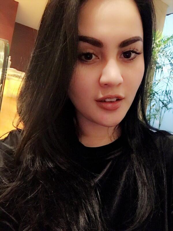 Terlihat Dekat dengan Suami Orang, 10 Artis Wanita Ini Dicap Pelakor!