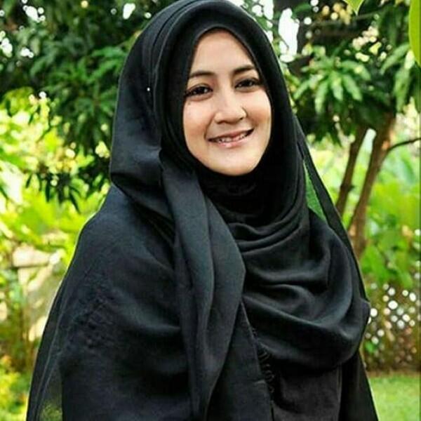 Terlihat Dekat dengan Suami Orang, 10 Artis Wanita Ini Dicap Pelakor!