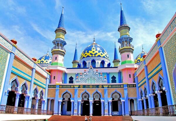 Mau Berwisata Religi? 5 Tempat Ini Tersebar di Wilayah Jawa Timur Lho