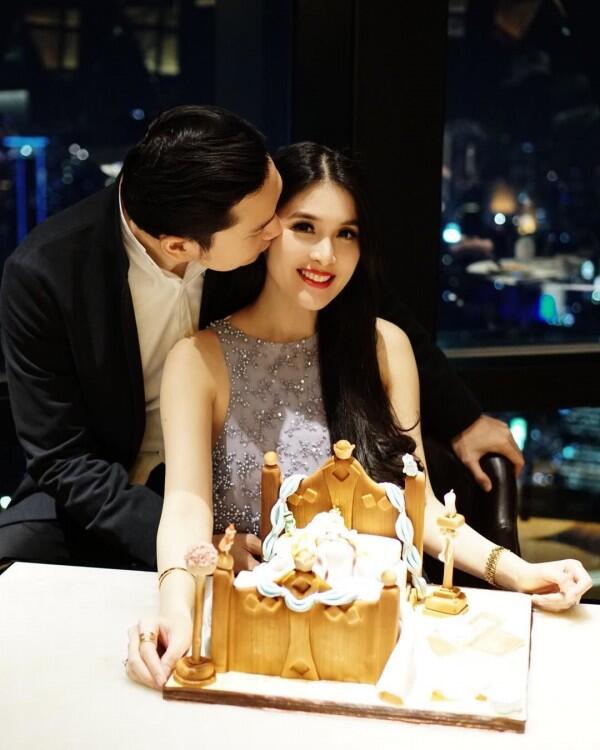 Dua Tahun Menikah, 10 Potret Perjalanan Cinta Sandra Dewi & Suami