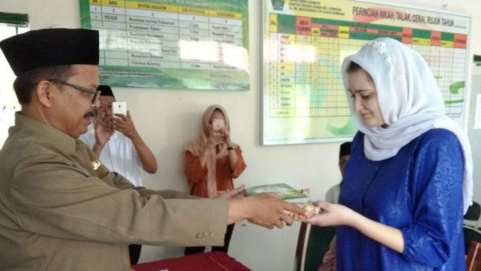 Sebelum Nikahi Pemuda Kuningan, Mahasiswi Amerika Jadi Mualaf