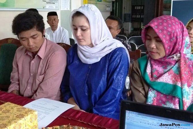 Sebelum Nikahi Pemuda Kuningan, Mahasiswi Amerika Jadi Mualaf