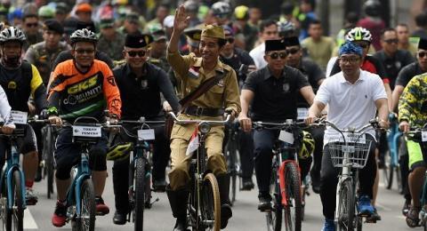 Alasan Jokowi Kenakan Baju Pejuang di Hari Pahlawan