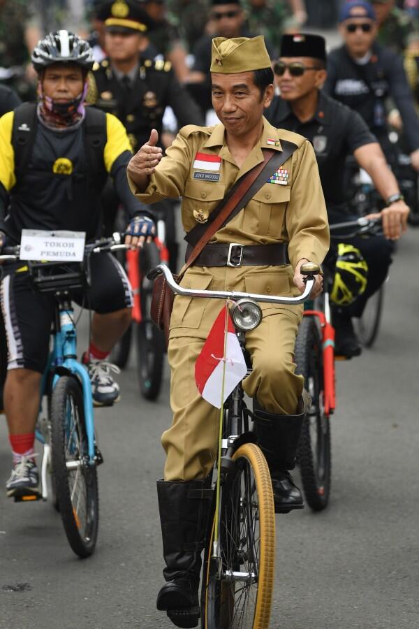 Ternyata Ini Alasan Jokowi Berpakaian ala Bung Tomo