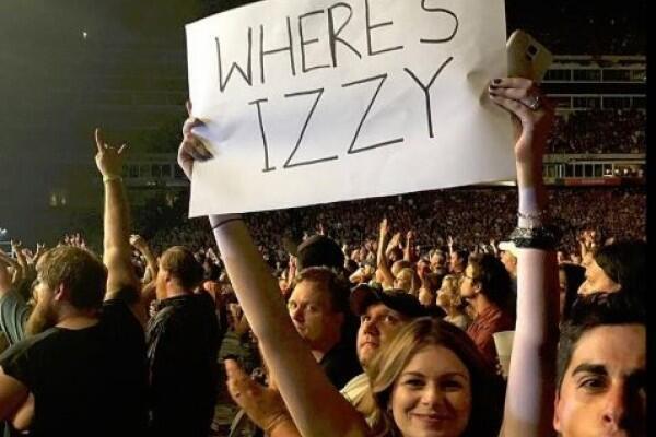 Bayang-bayang Izzy Stradlin di Konser Reuni Guns N' Roses
