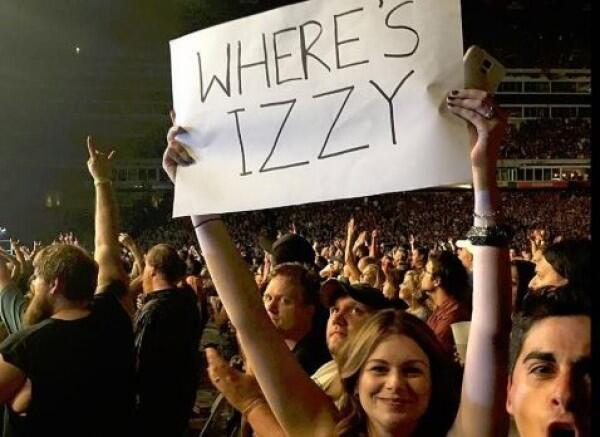 Bayang-bayang Izzy Stradlin di Konser Reuni Guns N' Roses