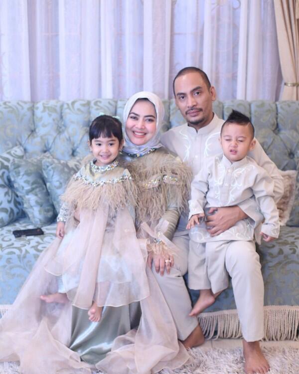 10 Keharmonisan Aisyahrani dan Keluarganya yang Anti Gosip