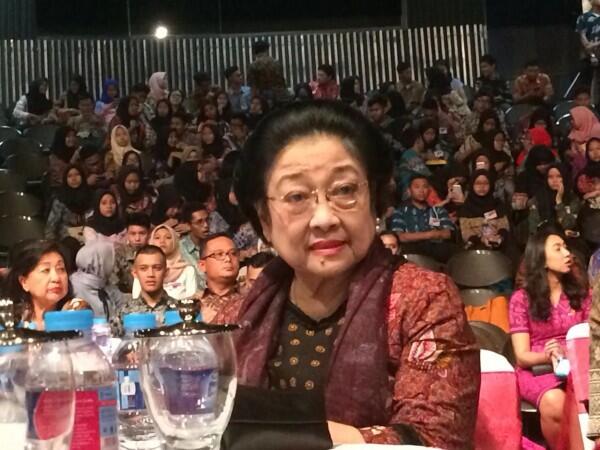Megawati Ternyata Pernah Jadi Pembawa Baki Bendera Pusaka