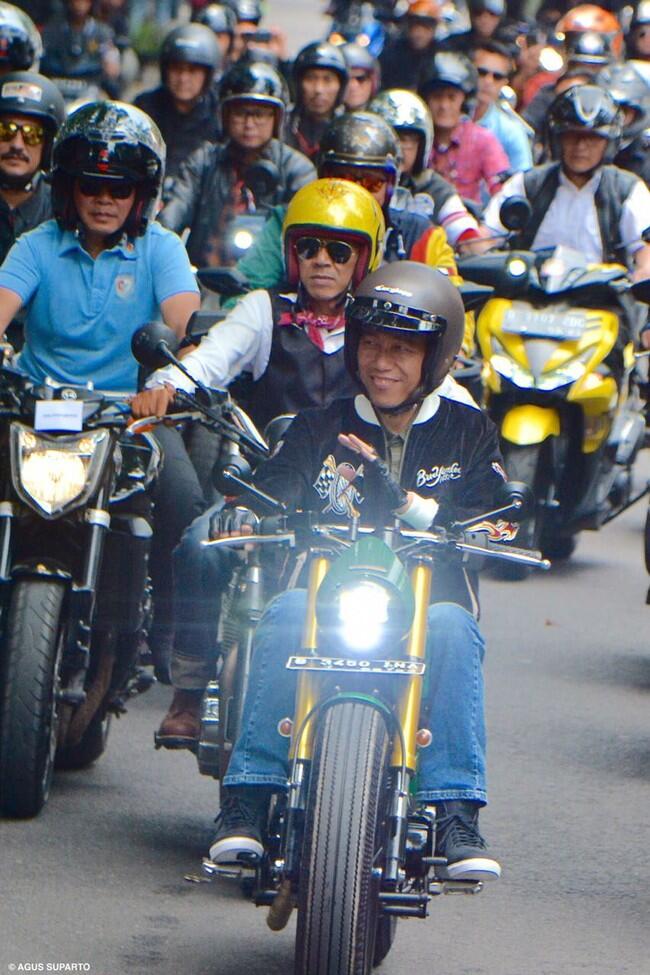 Jokowi Ungkap Asal Jaket 'Bubur Ayam Racer' yang Dipakai di Bandung