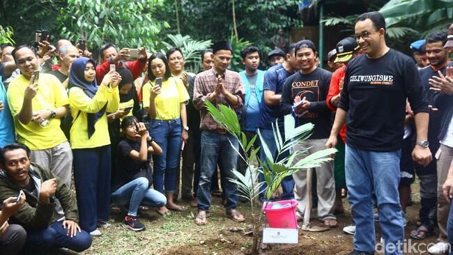 Kunjungi Kali Ciliwung, Anies Singgung Naturalisasi Sungai

