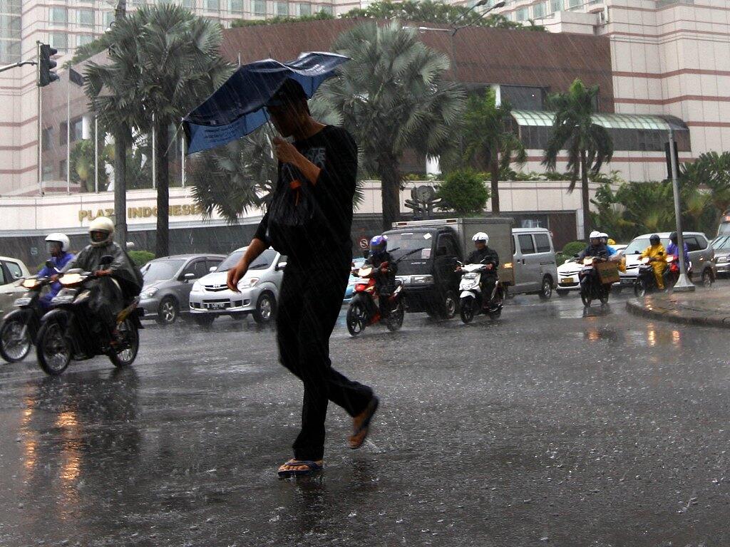 Hujan dan Petir Warnai Langit DKI Hari Ini