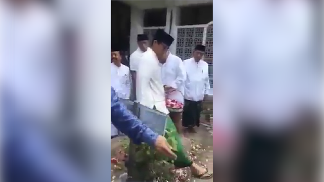 Langkahi Kuburan, Sandiaga Jadi Sorotan